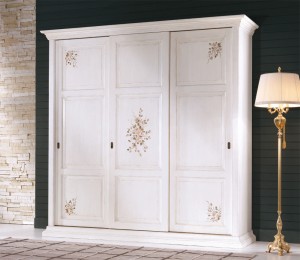 Wardrobe with 3 sliding doors